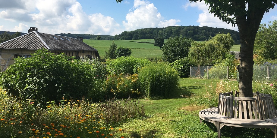 Boerderij met tuin in heuvellandschap